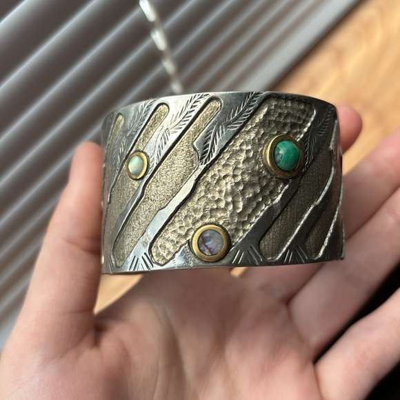 Handmade silver bracelet from Argentina with puka shell and malachite - Picture 3 of 5